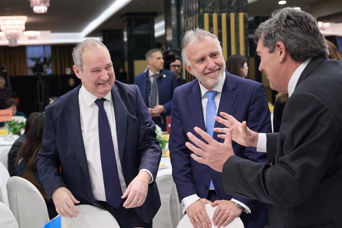 El ministro de Industria y Turismo, Jordi Hereu; el ministro de Política Territorial y Memoria Democrática, Ángel Víctor Torres, y el ministro para la Transformación Digital y de la Función Pública, José Luis Escrivá, conversan  