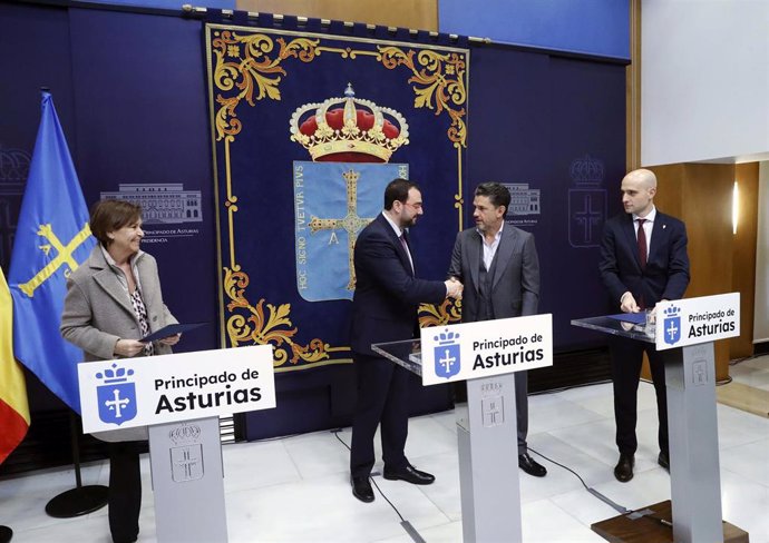 Acto de firma del protocolo para impulsar la candidatura del estadio El Molinón a sede del Mundial 2030, entre el Principado, Ayuntamiento de Gijón y Sporting de Gijón.