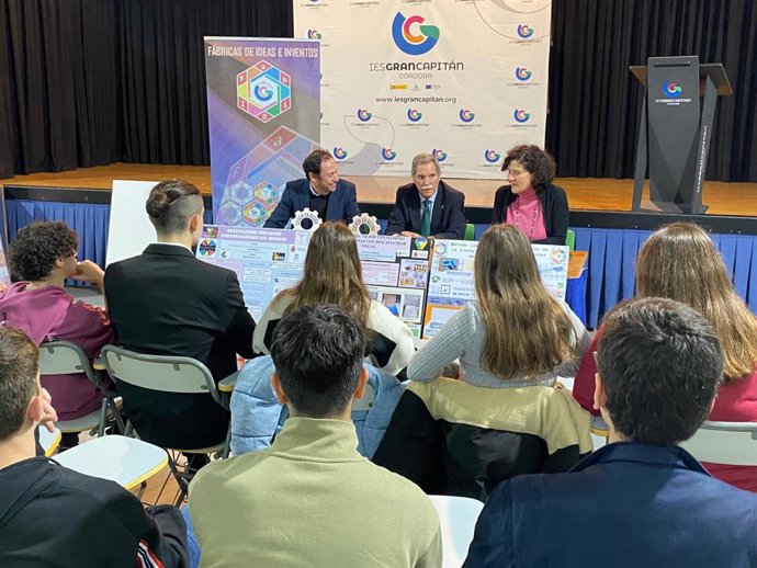 El delegado territorial de Desarrollo Educativo y Formación Profesional de la Junta en Córdoba, José Francisco Viso (centro), en su visita al IES Gran Capitán.