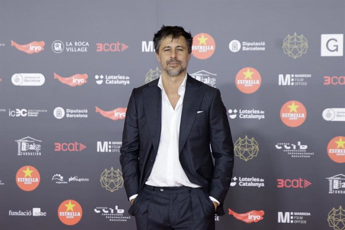 Hugo Silva posa durante el photocall de los XVI Premis Gaudí de cine, en el Centro de Convenciones Internacional de Barcelona (CCIB), a 4 de febrero de 2024, en Barcelona, Catalunya (España).