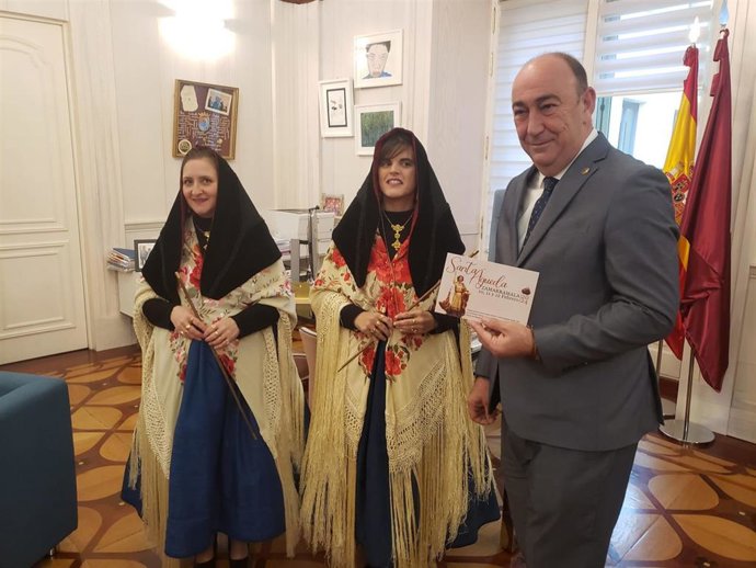 Las alcaldesas de Zamarramala con el presidente de la Diputación de Segovia.