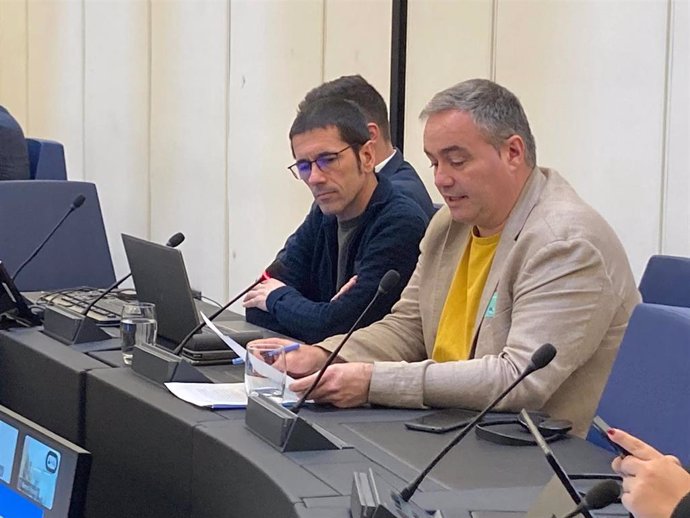 El coordinador general de Elhuyar, Jon Abril, y el responsable de Tecnologías del habla de Orai, Igor Leturia en el Parlamento Euorpeo