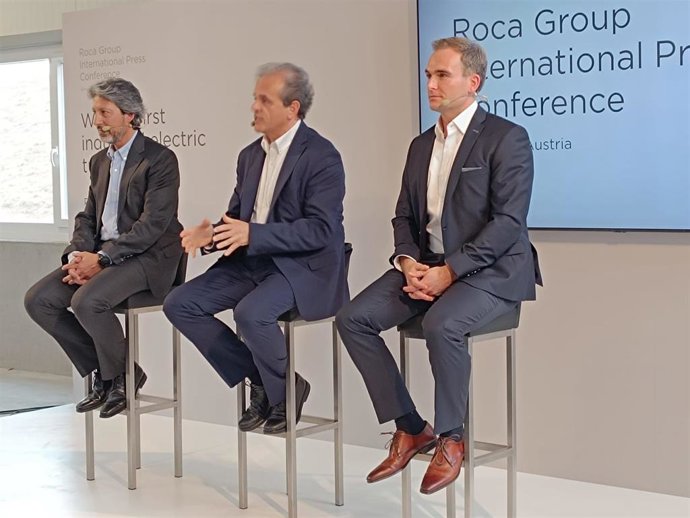 El ceo de Roca Group, Albert Magrans, en el centro de la fotografía, interviene durante la rueda de prensa de este jueves en la planta de Laufen de Gmunden (Austria), a jueves 8 de febrero de 2024