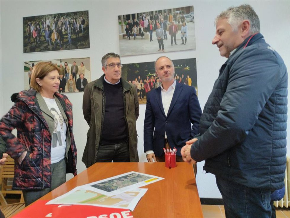 El portavoz del PSOE en el Congreso, Patxi López, junto al alcalde de Silleda, Manuel Cuíña, la candidata por Pontevedra, Elena Espinosa, y el diputado en el Congreso David Regades en la sede del PSOE de Silleda