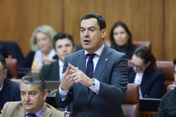 El presidente de la Junta de Andalucía, Juanma Moreno, en el Pleno del Parlamento andaluz.