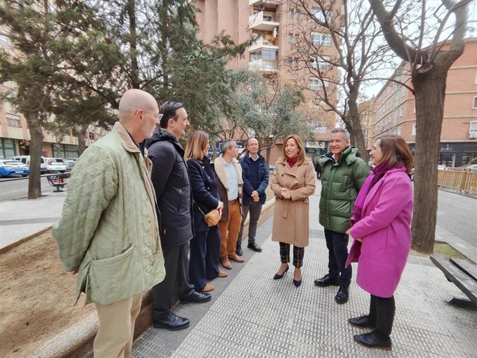La alcaldesa de Zaragoza, Natalia Chueca, el consejero Municipal de Urbanismo e Infraestructuras, Victor Serrano, la presidenta de la Junta del distrito de San José, Sara Fernández, y los técnicos municipales del Servicio de Nuevas Actuaciones en Viarios