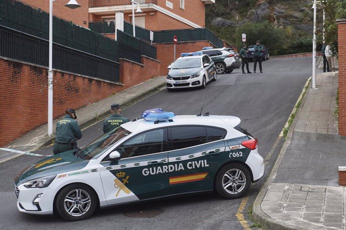 Un coche de la Guardia Civil frente a la vivienda donde han hallado el cuerpo sin vida de una mujer en Castro Urdiales (Cantabria)