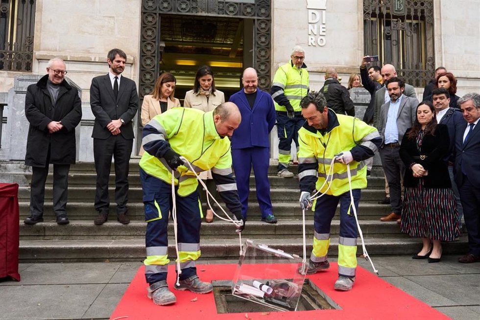 El ministro de Cultura, Ernest Urtasun; la presidenta de Cantabria, María José Sáenz de Buruaga; y la alcaldesa de Santander, Gema Igual, entre otros, en la colocación de la primera piedra del centro asociado al Museo Reina Sofía Archivo Lafuente