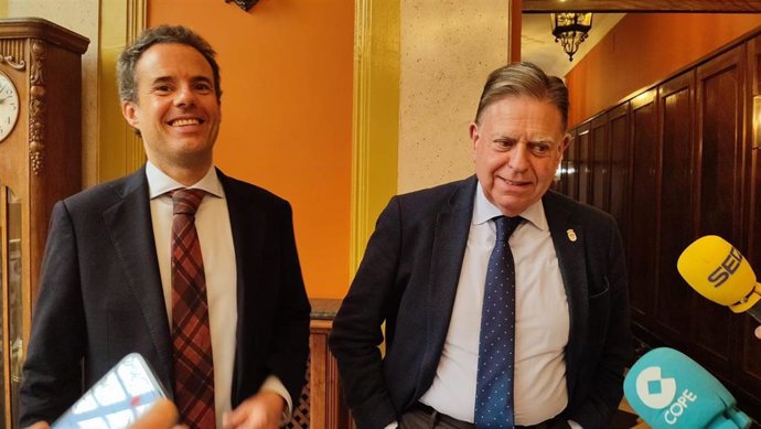 Archivo - Imagen de archivo del concejal de Urbanismo, Ignacio Cuesta, con el alcalde de Oviedo, Alfredo Canteli