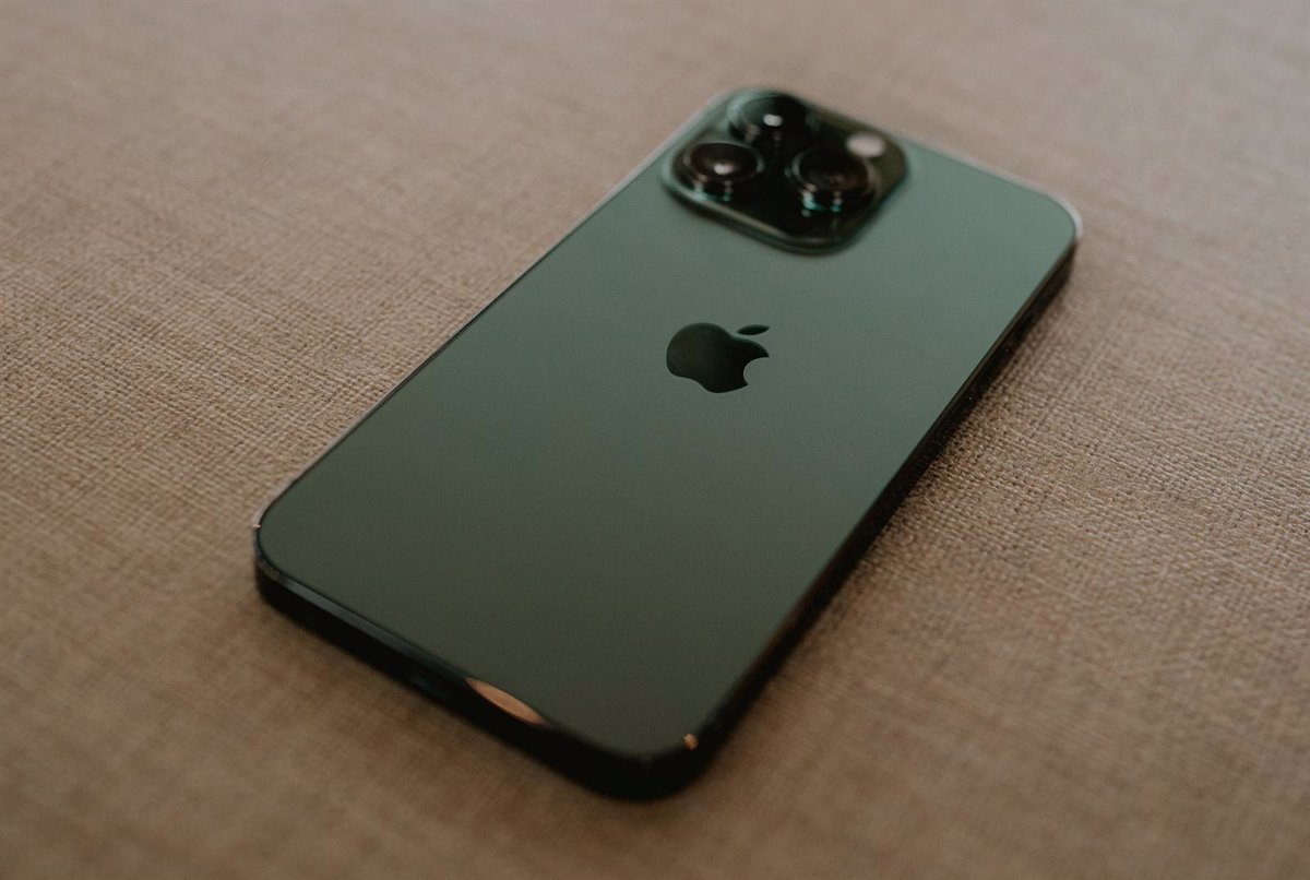 Według The Information Apple pracuje nad co najmniej dwoma składanymi modelami iPhone'a z klapką