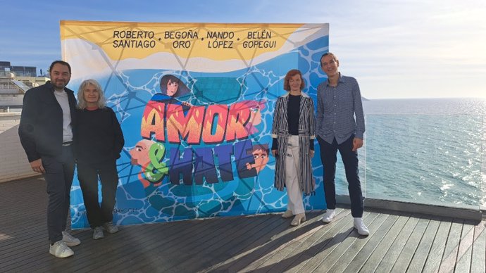 Los autores de Amor & Hate, la primera novela colectiva escrita a ocho manos, esta mañana en Benidorm de izquierda a derecha: Nando López, Belén Gopegui, Begoña Oro y Roberto Santiago.