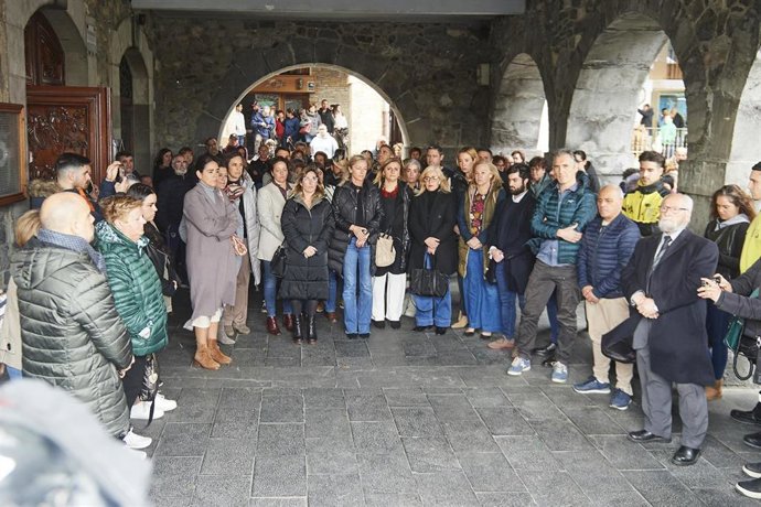 La alcaldesa de Castro Urdiales, Susana Herrán (c), durante un minuto de silencio por la mujer hallada con signos compatibles a un homicidio, a 8 de febrero de 2024, en Castro Urdiales, Cantabria (España). 