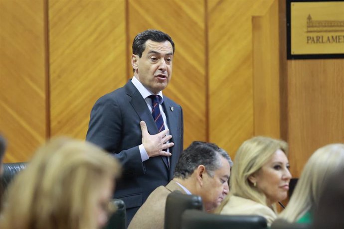 El presidente de la Junta de Andalucía, Juanma Moreno, este jueves en el Pleno del Parlamento.