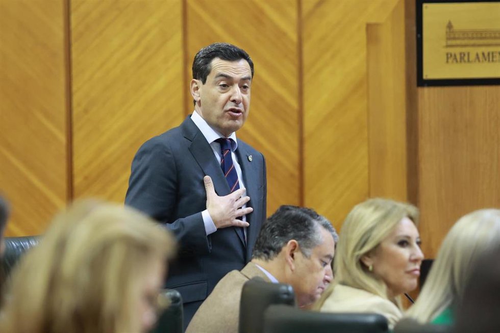 El presidente de la Junta de Andalucía, Juanma Moreno, este jueves en el Pleno del Parlamento.