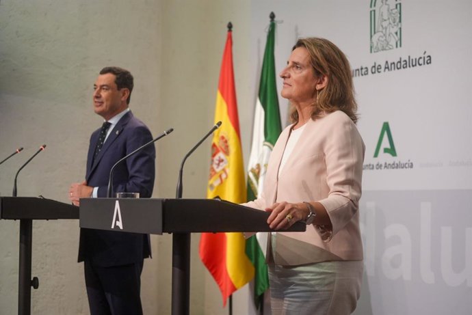Archivo - El presidente de la Junta de Andalucía, Juanma Moreno, y la vicepresidenta tercera del Gobierno y ministra para la Transición Ecológica y el Reto Demográfico en funciones, Teresa Ribera, en rueda de prensa en el Palacio de San Telmo.