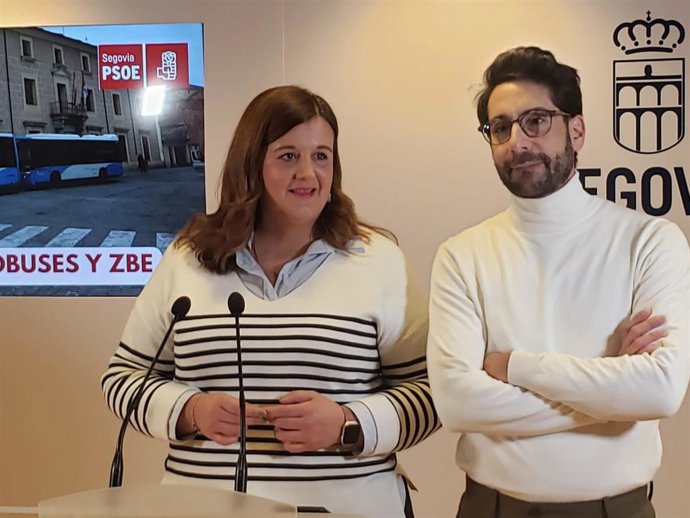 La portavoz municipal socialista, Clara Martín, con el concejal socialista Miguel Merino