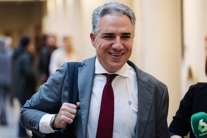 El coordinador general del PP, Elías Bendodo, a su llegada a la reunión de los grupos parlamentarios del PP del Congreso y del Senado, en el Senado, a 16 de enero de 2024, en Madrid (España). Feijóo ha convocado hoy a sus diputados y senadores en la que s