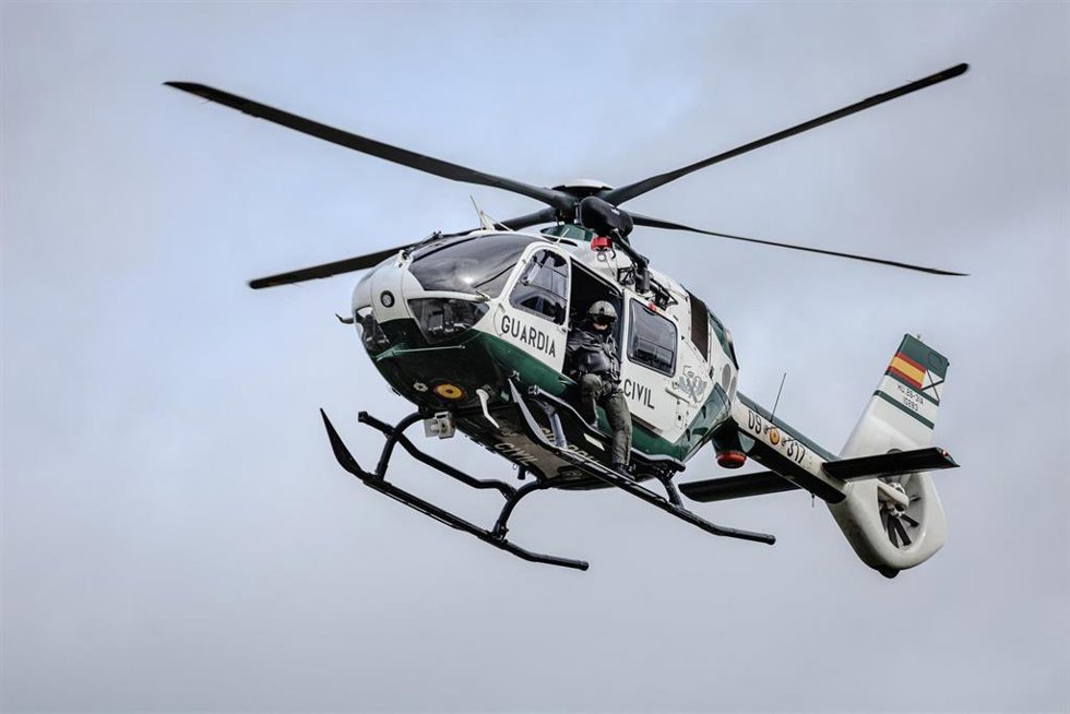 Archivo - Un helicóptero de la Guardia Civil durante un simulacro de búsqueda de una persona, en el parking del Lago de Casa de Campo, a 26 de octubre de 2023, en Madrid (España). 