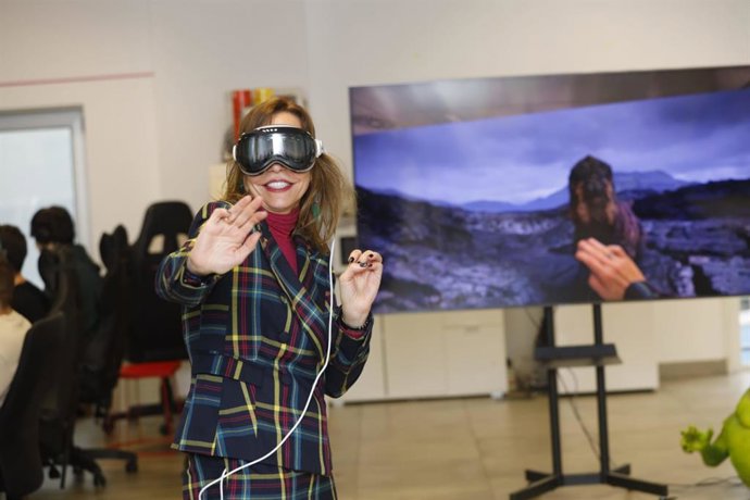 La alcaldesa de Zaragoza, Natalia Chueca, probando las Apple Vision Pro