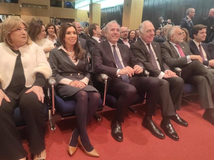 El presidente de Aragón, Jorge Azcón, en el acto del bicentenario de la Policía Nacional, junto a la consejera de Presidencia, Tomasa Hernández; la presidenta de las Cortes, Marta Fernández; y el director de la Fundación Ibercaja, José Luis Rodrigo.