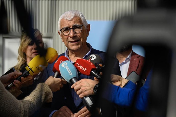 El Conseller de Salud, Manel Balcells, atendiendo a los medios de comunicación en Flix (Tarragona)