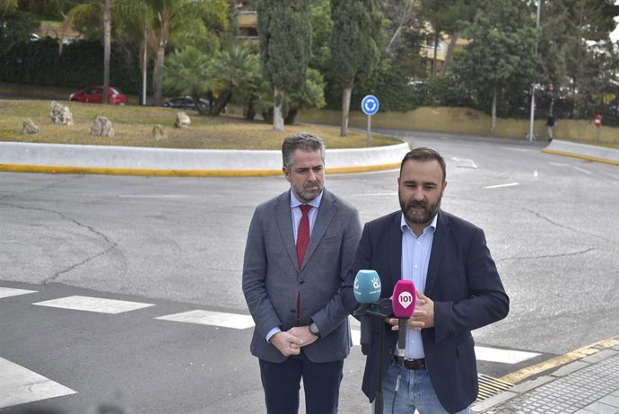 El diputado nacional por el PP de Málaga Mario Cortés y el vicesecretario popular y concejal del distrito Este, Carlos Conde, en rueda de prensa