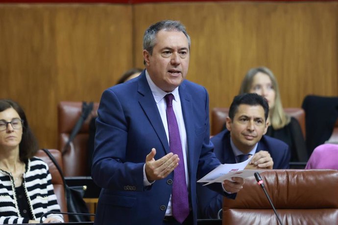 El secretario general del PSOE A, Juan Espadas, durante su intervención en la segunda jornada del Pleno del Parlamento andaluz. A 08 de febrero de 2024, en Sevilla (Andalucía, España). Sesión de Control al Gobierno con preguntas de los grupos parlamentari