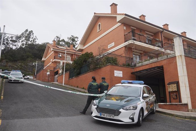 Coche y agentes de la Guardia Civil junto a la vivienda de Castro donde apareció muerta la mujer