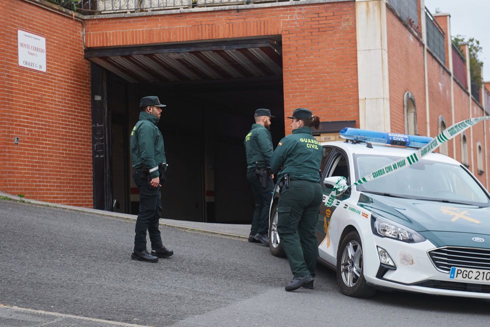 Coche y agentes de la Guardia Civil junto a la vivienda de Castro donde apareció muerta la mujer