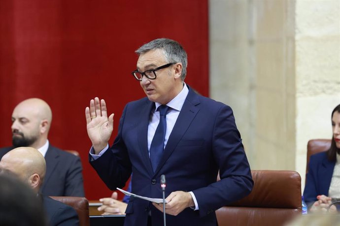 El portavoz del Grupo Parlamentario Vox, Manuel Gavira, durante su intervención en la segunda jornada del Pleno del Parlamento andaluz. A 08 de febrero de 2024, en Sevilla (Andalucía, España). Sesión de Control al Gobierno con preguntas de los grupos parl