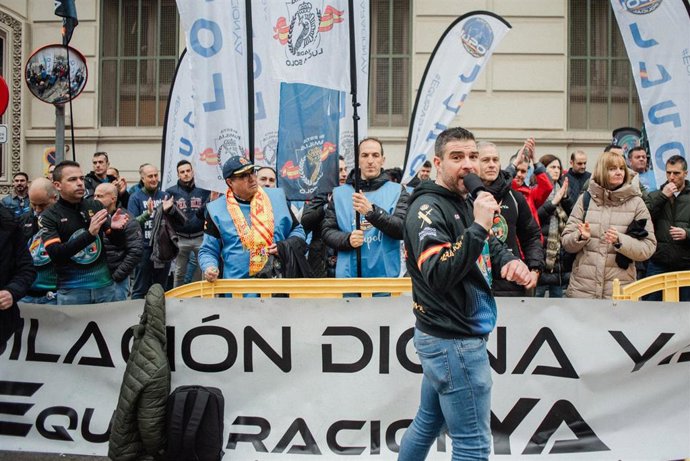 El presidente de JUSAPOL, Miguel Gómez, durante una concentración de policías y guardias civiles frente al Ministerio del Interior