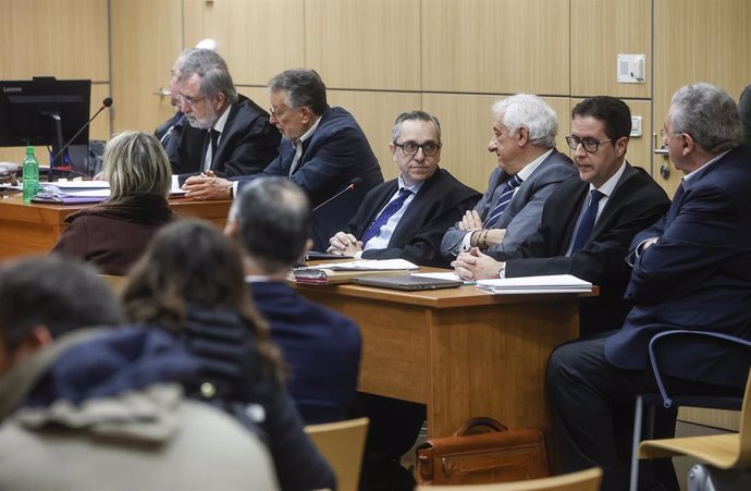 Los acusados en el juicio por la preusnta caja B del PP de València