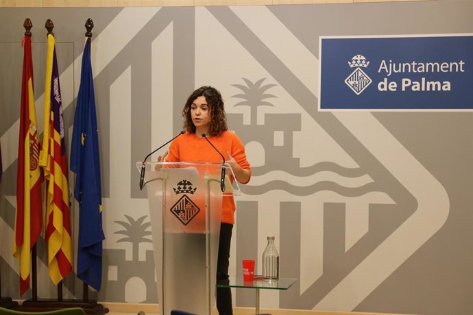 La portavoz del PSIB en el Ayuntamiento de Palma, Rosario Sánchez, durante una rueda de prensa.