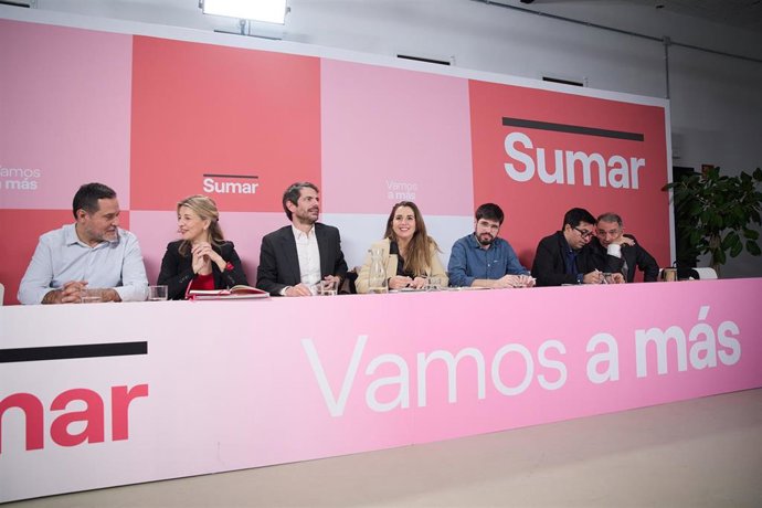 La líder de Sumar, Yolanda Díaz (2i), y el ministro de Cultura, Ernest Urtasun (3i), durante su intervención al inicio de la reunión del Grupo Promotor de Sumar, en el Espacio Larra de Madrid, a 7 de febrero de 2024, en Madrid (España). 