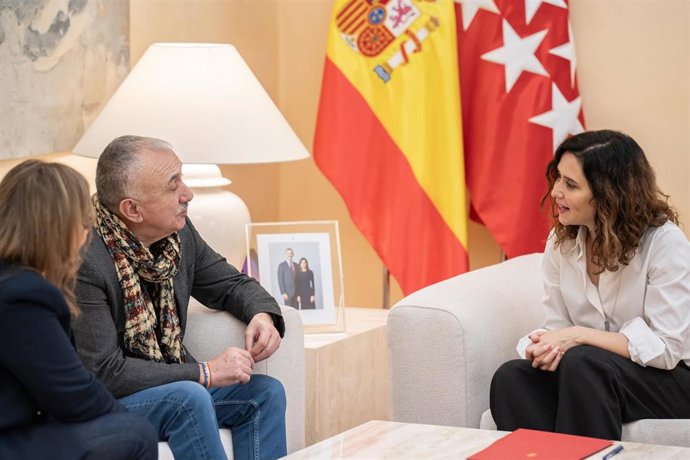 La presidenta de la Comunidad de Madrid, Isabel Díaz Ayuso, y el secretario general de la UGT, Pepe Álvarez
