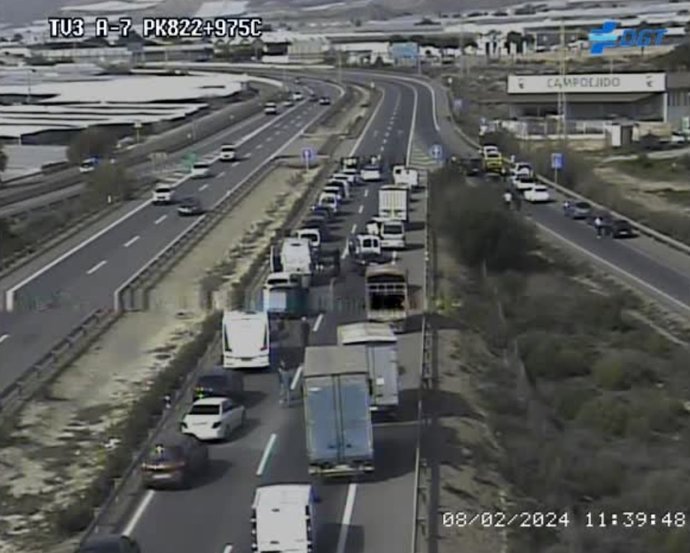Uno de los cortes de tráfico durante las protestas de los agricultores en la A-7  a su paso El Ejido (Almería).