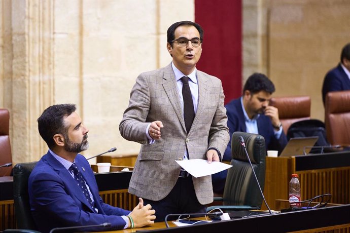 El consejero de Justicia, Administración Local y Función Pública, José Antonio Nieto, ha defendido en el Parlamento una Administración ágil que "acompañe al ciudadano" y facilite una Andalucía "líder".
