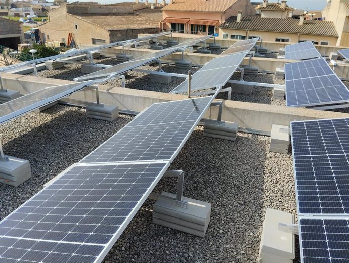 Archivo - Placas solares en la cubierta de un edificio.