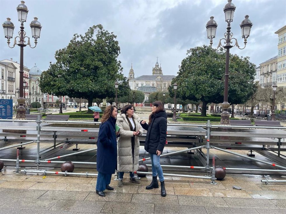 La candidata de Podemos a la presidencia de la Xunta, Isabel Faraldo (c); la portavoz de la formación morada, Isa Serra (d); y la número 1 de Podemos por Lugo, Ximena Cheda (i); este jueves, en la Plaza Mayor de Lugo. En Lugo, a 8 de febrero de 2024.