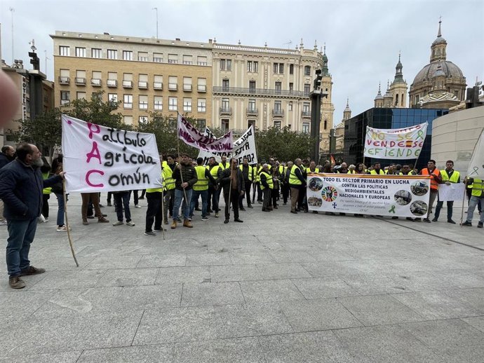 Concentración de agricultores ante la Delegación del Gobierno en Aragón.