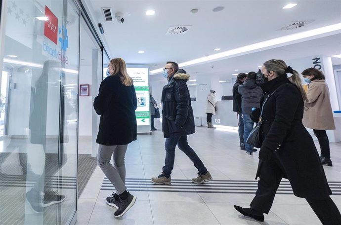 Varias personas con mascarilla salen del Hospital General Universitario Gregorio Marañón con mascarilla, a 11 de enero de 2024, en Madrid (España).