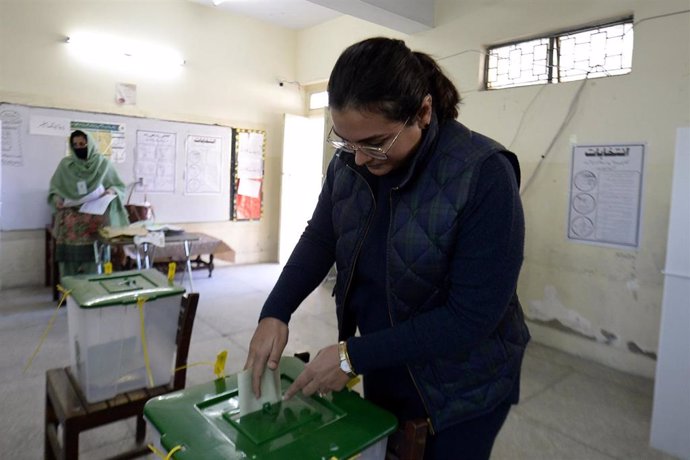 Una mujer vota en un colegio electoral en la capital de Pakistán, Islamabad
