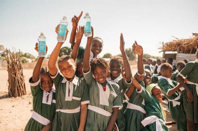 Jóvenes beneficiarias del agua que lleva AUARA a las comunidades más desfavorecidas del planeta