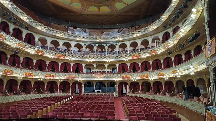 Interior del Gran Teatro Falla de Cádiz,con la decoración para el concurso de carnaval de 2024.