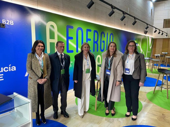 La consejera de Economía, Hacienda y Fondos Europeos, Carolina España, el director general de Andalucía TRADE, Antonio Castro, y otros representantes de la agencia pública.