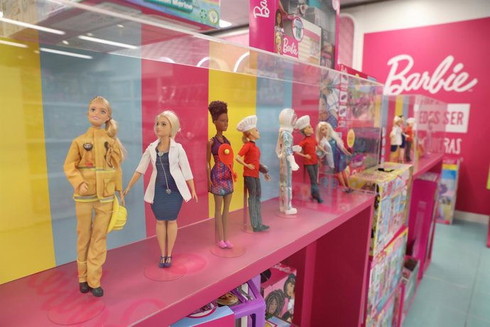 Archivo - Muñecas de Barbie colocadas en la sección de juguetería infantil del Corte Inglés Preciados, Madrid (España), a 6 de noviembre de 2020.  El Corte Inglés regala desde este sábado y hasta el 24 de noviembre un 25% en los juguetes que los clientes 