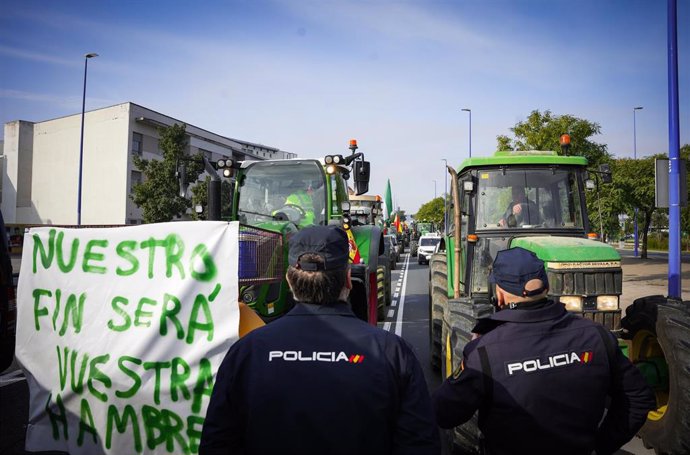 Tractorada de protesta en la calle Virgen del Patrocinio, una de las entradas a Sevilla, el pasado martes