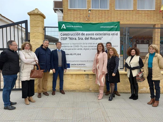 Visita del delegado de Desarrollo Educativo y FP de la Junta en Huelva, Carlos Soriano,  durante su visita al CEIP Nuestra Señora del Rosario de Rosal de la Frontera.