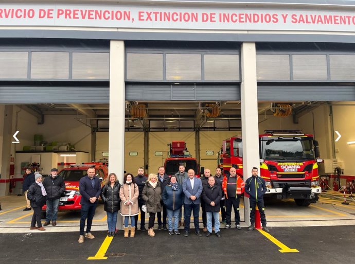 El presidente de la Diputación de León, junto a otras autoridades locales, durante la visita a las instalaciones del parque de bomberos de Celada.