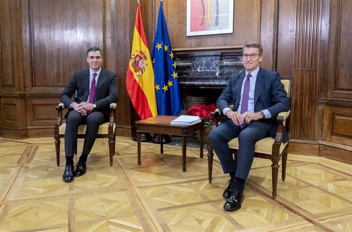 Archivo - El presidente del Gobierno, Pedro Sánchez (i), y el líder del PP, Alberto Núñez Feijóo (d), posan durante una reunión, en el Congreso de los Diputados, a 22 de diciembre de 2023, en Madrid (España). 